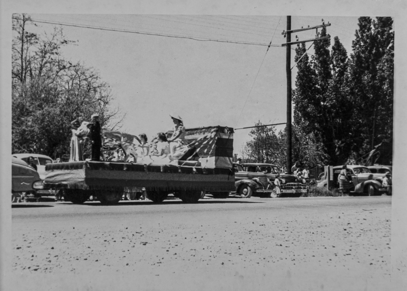 Float with women and children and a lion statue