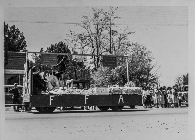 Future Farmers of America float. One sign reads "Farming for the Future."