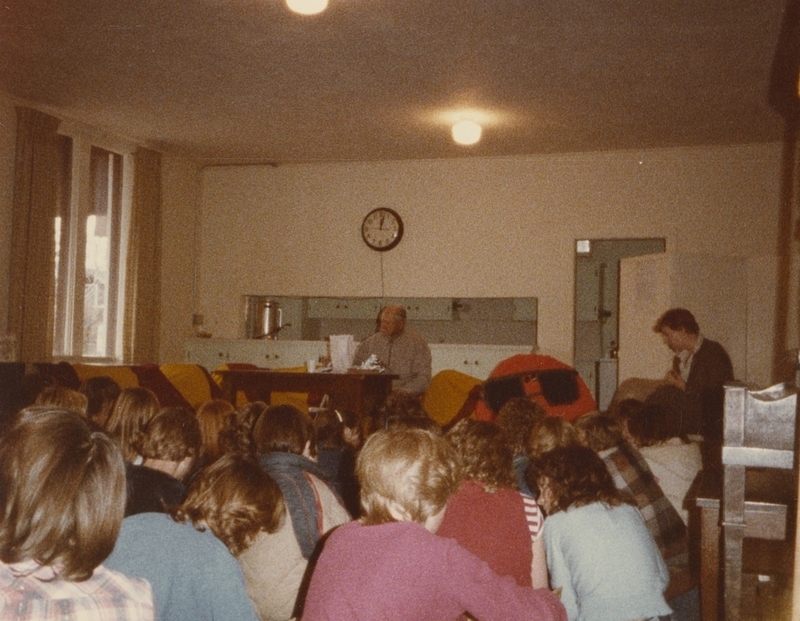 Glen Balch with a group of children at the Brown Bag with the Write People event, November 17, 1982. 