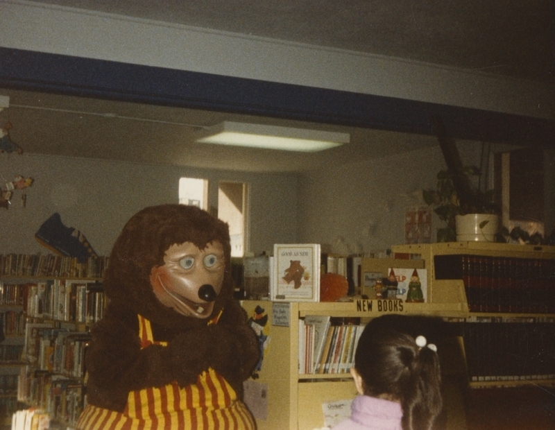 Billy Bob from Show Biz Pizza visits the library to talk with kids at story hour. 